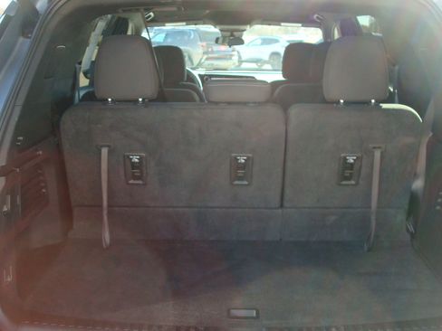 Used 2025 Chevrolet Traverse LT image 12