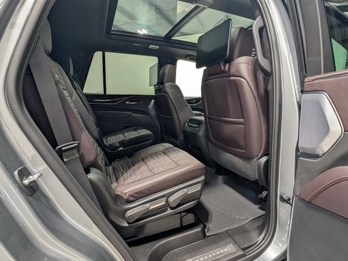 Used 2024 Cadillac Escalade V w/ LPO, ONYX Package image 21