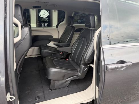 Used 2023 Chrysler Pacifica Touring-L FWD image 11