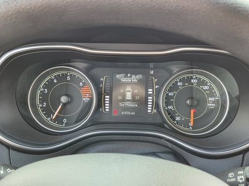 Used 2021 Jeep Cherokee Latitude FWD image 24