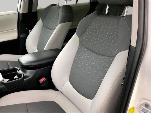Used 2021 Toyota RAV4 XLE w/ Convenience Package FWD image 19