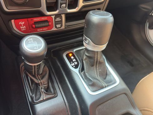 Used 2020 Jeep Gladiator Rubicon w/ Dual Top Group AWD/4WD image 23