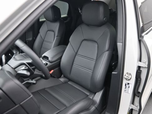 New 2025 Porsche Cayenne Coupe image 5