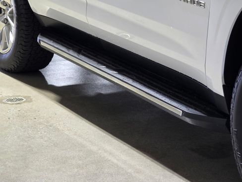 Used 2023 Chevrolet Tahoe Premier AWD/4WD image 11