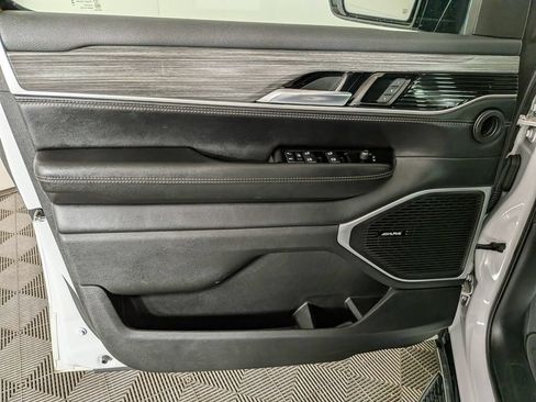 Certified 2023 Jeep Wagoneer L Series II AWD/4WD image 17