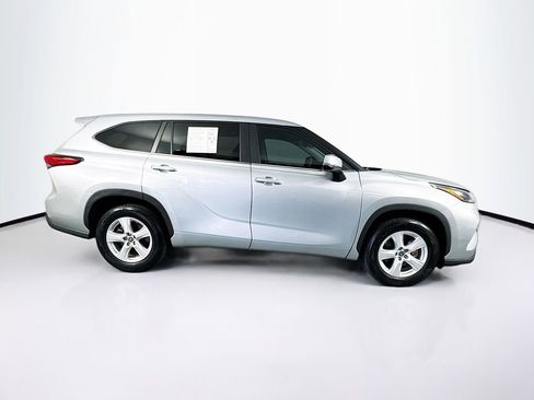 Used 2023 Toyota Highlander LE image 11