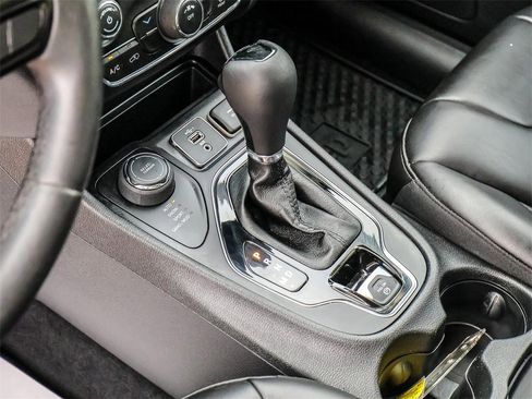 Used 2019 Jeep Cherokee Latitude Plus image 28