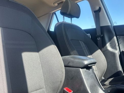 Used 2025 Hyundai Venue SEL FWD image 27