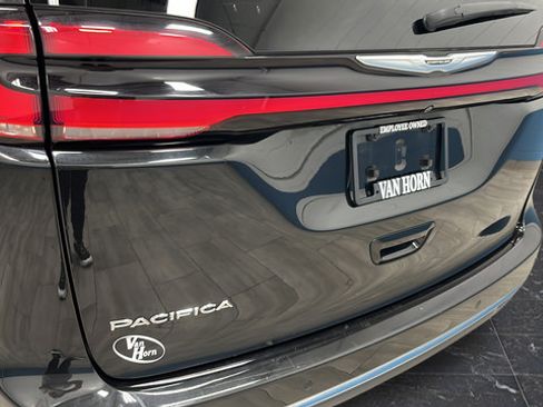 Used 2024 Chrysler Pacifica Touring-L FWD image 38