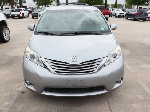 Used 2017 Toyota Sienna XLE w/ XLE Navigation Package image 4