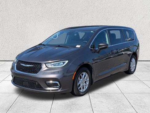 Used 2023 Chrysler Pacifica Touring-L FWD image 7