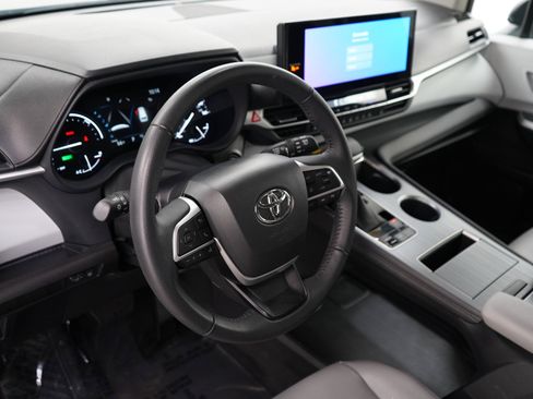 Used 2025 Toyota Sienna XLE AWD/4WD image 23
