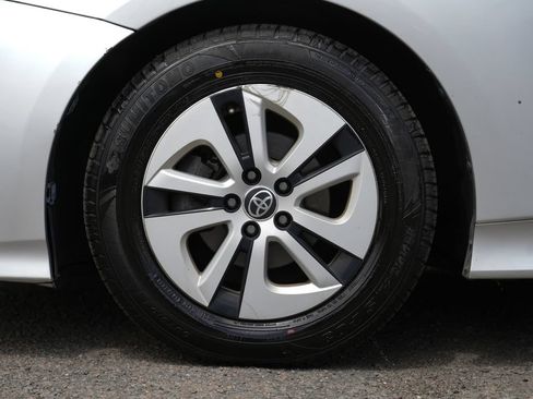 Used 2017 Toyota Prius Four w/ Advanced Technology Package FWD image 13