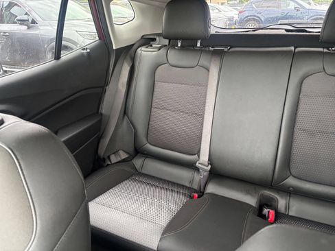 Used 2025 Chevrolet Trax LT FWD image 37