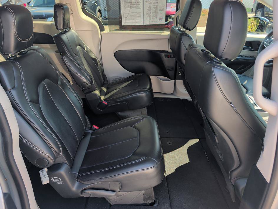 Used 2024 Chrysler Pacifica Touring-L FWD image 13