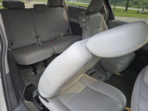 Used 2017 Toyota Sienna XLE FWD image 21