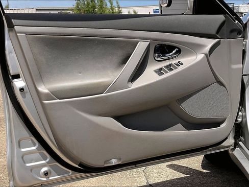 Used 2010 Toyota Camry LE image 22