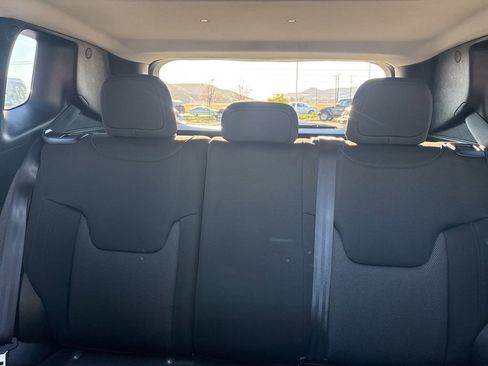 Used 2023 Jeep Renegade Latitude w/ Sun & Fun Group image 18