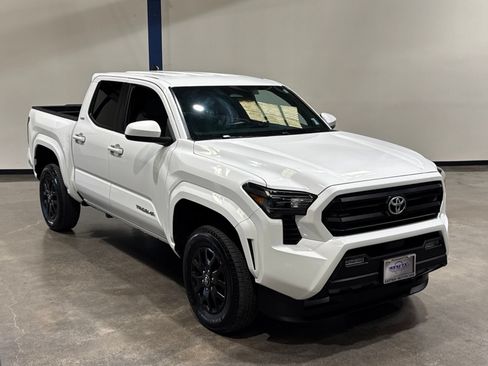 Used 2025 Toyota Tacoma SR5 AWD/4WD image 5