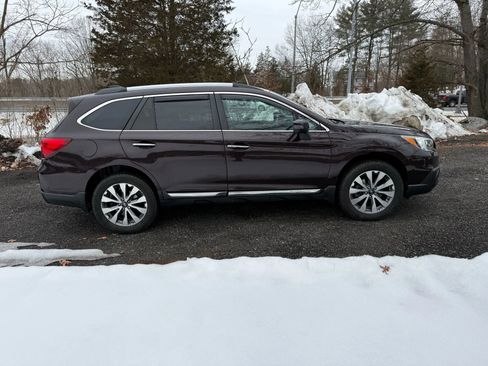 Used 2017 Subaru Outback 2.5i Touring image 3