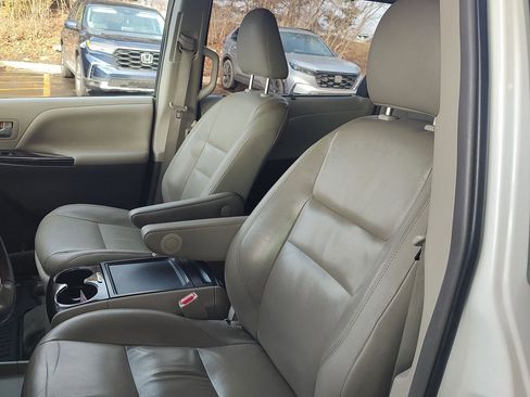 Used 2015 Toyota Sienna XLE w/ XLE Navigation Package image 2