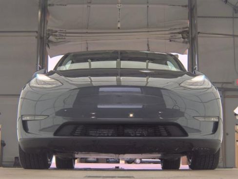 Used 2021 Tesla Model Y Long Range image 3