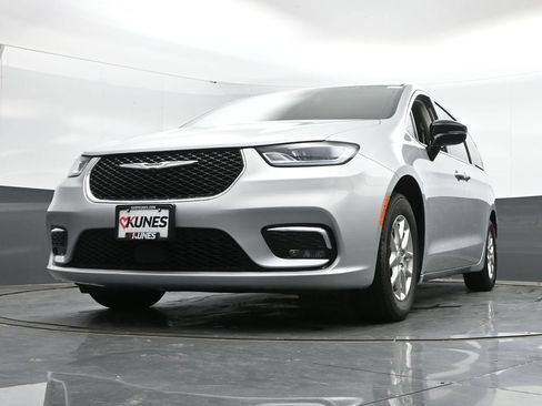 Used 2024 Chrysler Pacifica Touring-L FWD image 44
