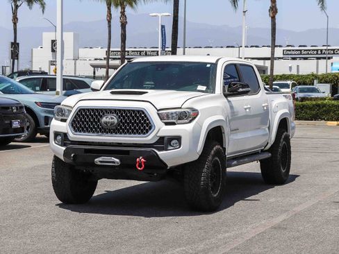 Used 2018 Toyota Tacoma TRD Sport AWD/4WD image 3