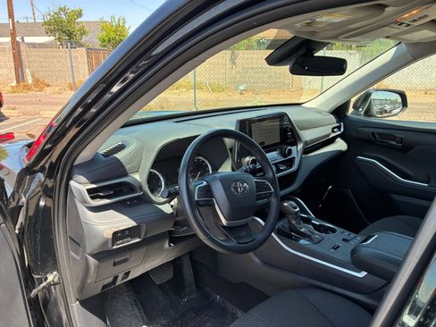Used 2025 Toyota Highlander LE FWD image 35