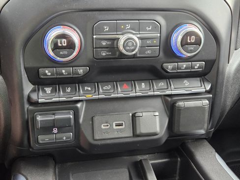 Used 2021 GMC Sierra 2500 AT4 w/ AT4 Premium Plus Package AWD/4WD image 30
