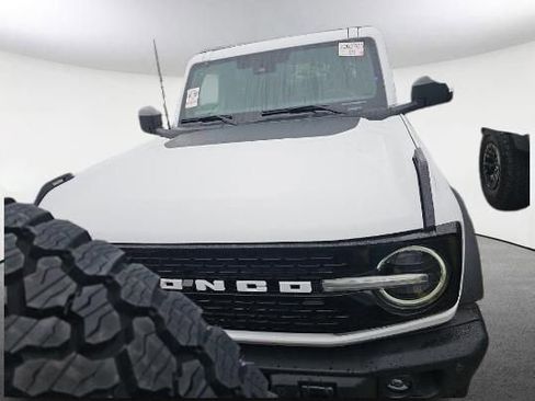 Used 2025 Ford Bronco Badlands image 2