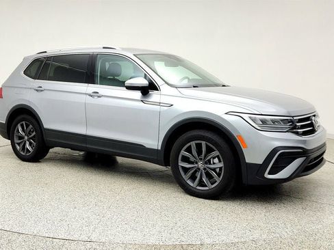Used 2023 Volkswagen Tiguan SE FWD image 3