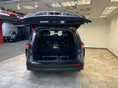 Used 2021 Toyota Sienna XLE image 44