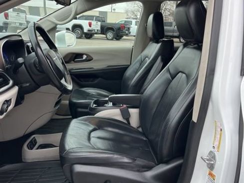 Used 2018 Chrysler Pacifica Touring-L w/ Premium Audio Group FWD image 30