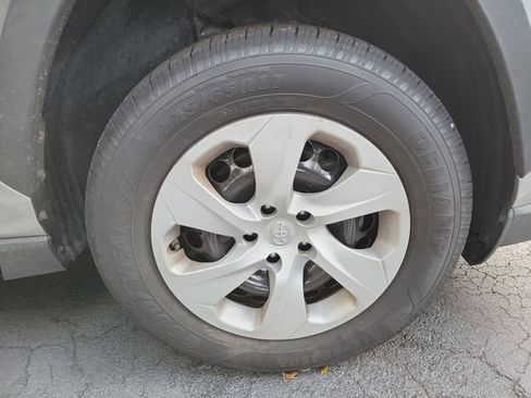 Used 2019 Toyota RAV4 LE FWD image 5