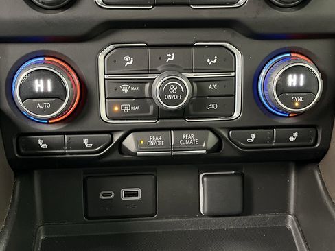 Used 2023 Chevrolet Suburban LT w/ Luxury Package image 23