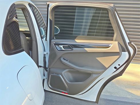 Used 2023 Porsche Macan S image 22