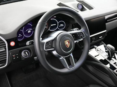 Certified 2023 Porsche Cayenne Platinum Edition image 17