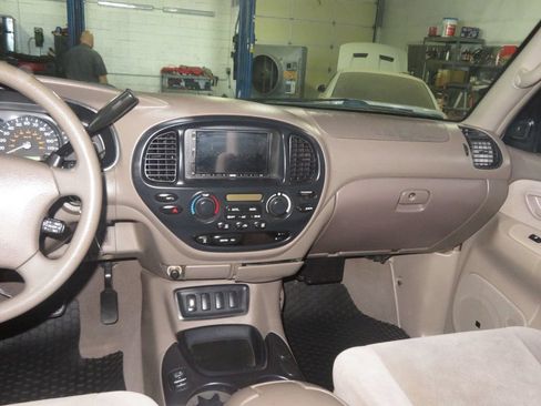 Used 2005 Toyota Sequoia SR5 AWD/4WD image 42