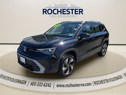 Used 2025 Volkswagen Taos SE AWD/4WD image 2