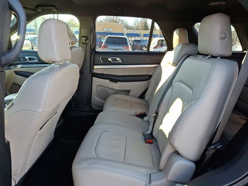 Used 2018 Ford Explorer XLT w/ Equipment Group 202A image 10