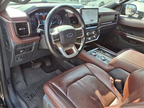 Used 2022 Ford Expedition Limited image 4