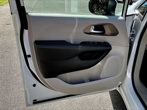 Used 2022 Chrysler Voyager LX image 19