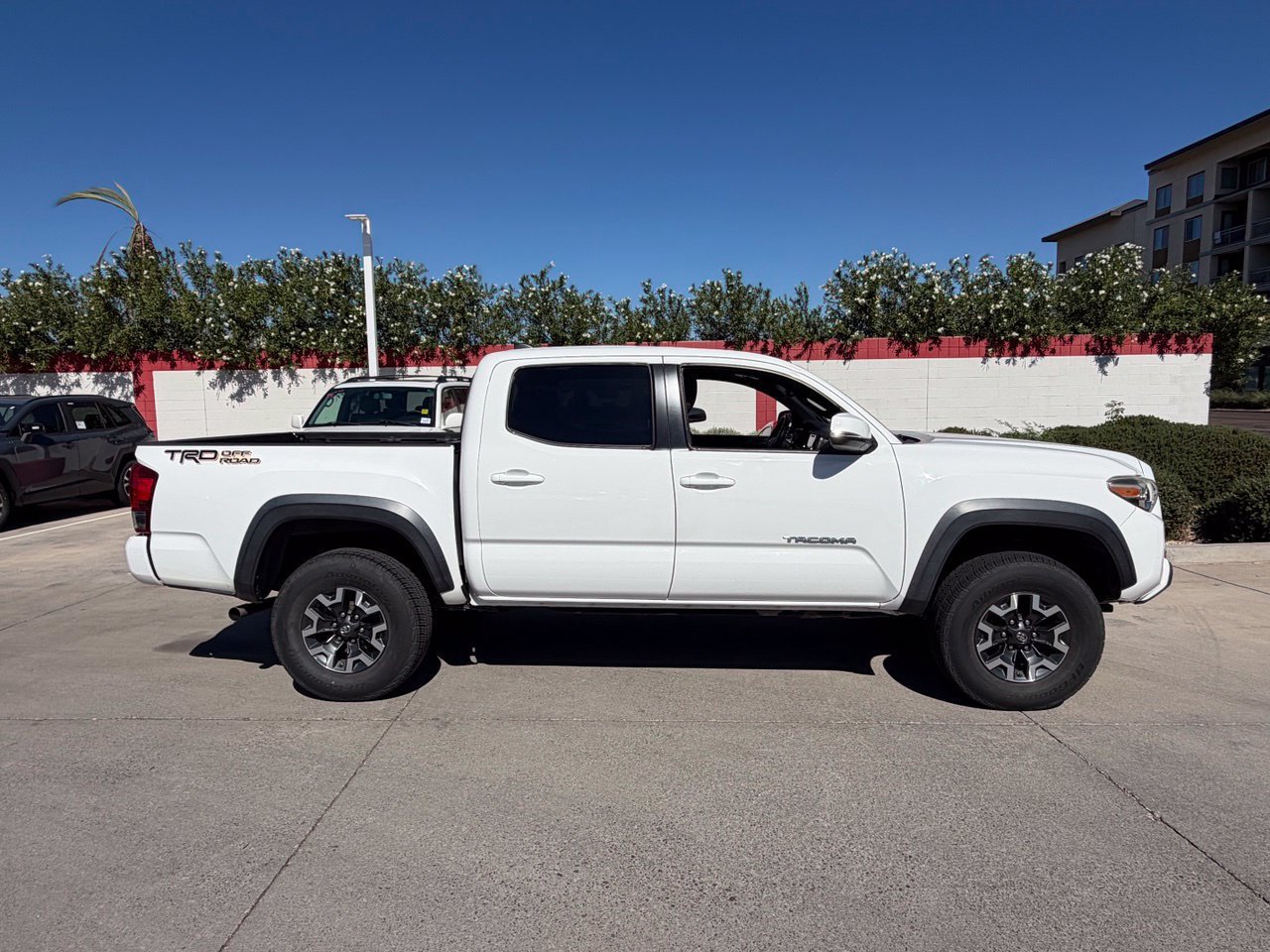 Used 2017 Toyota Tacoma TRD Off-Road w/ Premium & Technology Package RWD image 3