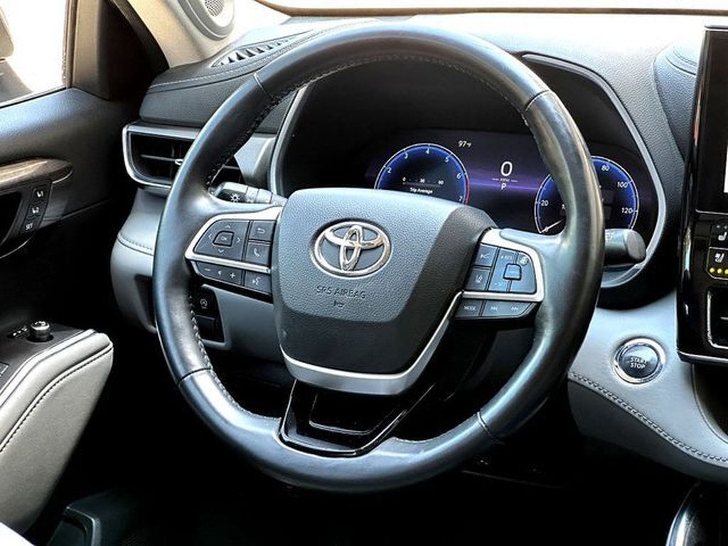 Used 2023 Toyota Highlander Limited FWD image 32
