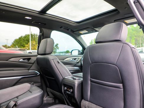 Used 2024 Chevrolet Traverse LT FWD image 12