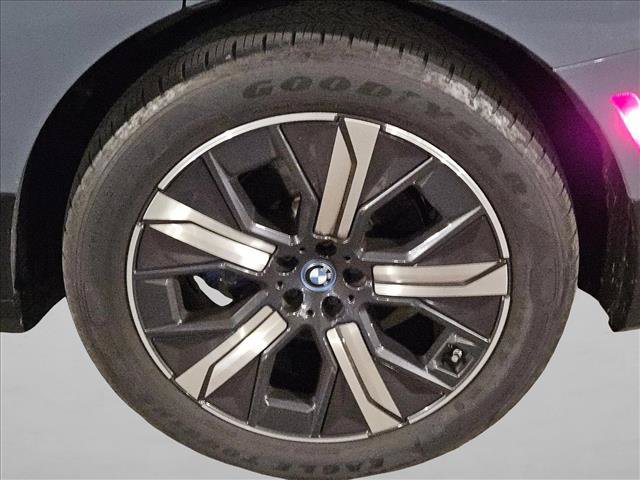 Used 2024 BMW iX xDrive50 w/ Sport Package AWD/4WD image 5
