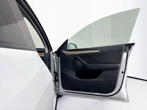 Used 2025 Tesla Model Y Long Range RWD image 32