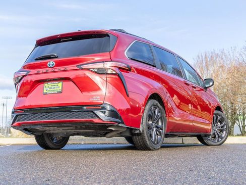 Used 2022 Toyota Sienna XSE FWD image 4