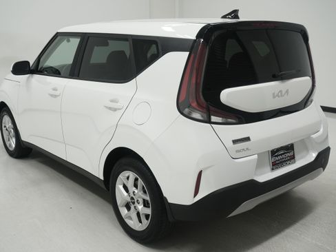 Used 2023 Kia Soul LX w/ LX Technology Package FWD image 6